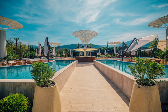 Sapanca romantik otel ve havuz alanı